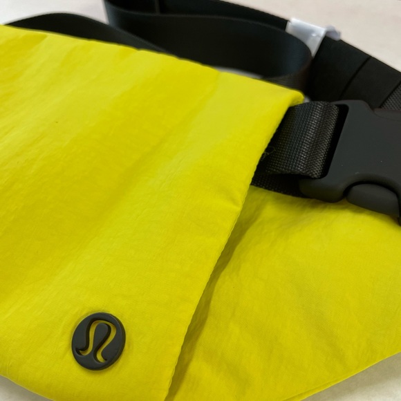luluemon athletica Multi-Pocket Belt Bag - Picture 2 of 7